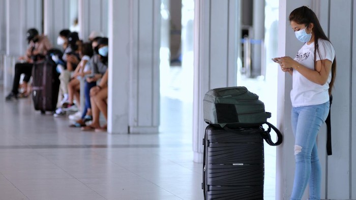 Calon penumpang pesawat udara menunggu jadwal keberangkatan di Terminal Domestik Bandara Internasional I Gusti Ngurah Rai, Badung, Bali, Sabtu (21/8/2021). Menurut pengelola bandara tersebut, terjadi peningkatan jumlah rata-rata penumpang harian sekitar 10-15 persen setelah pemberlakuan aturan syarat perjalanan antar Pulau Jawa-Bali yang bisa menggunakan hasil tes COVID-19 berbasis Antigen bagi penumpang yang telah menerima vaksin COVID-19 dosis lengkap dan diprediksikan jumlah tersebut akan terus meningkat dengan turunnya tarif tes COVID-19 berbasis Polymerase Chain Reaction (PCR). ANTARA FOTO/Fikri Yusuf/rwa.