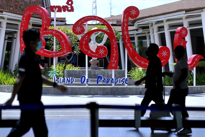 Calon penumpang pesawat udara menunggu jadwal keberangkatan di Terminal Domestik Bandara Internasional I Gusti Ngurah Rai, Badung, Bali, Sabtu (21/8/2021). Menurut pengelola bandara tersebut, terjadi peningkatan jumlah rata-rata penumpang harian sekitar 10-15 persen setelah pemberlakuan aturan syarat perjalanan antar Pulau Jawa-Bali yang bisa menggunakan hasil tes COVID-19 berbasis Antigen bagi penumpang yang telah menerima vaksin COVID-19 dosis lengkap dan diprediksikan jumlah tersebut akan terus meningkat dengan turunnya tarif tes COVID-19 berbasis Polymerase Chain Reaction (PCR). ANTARA FOTO/Fikri Yusuf/rwa.