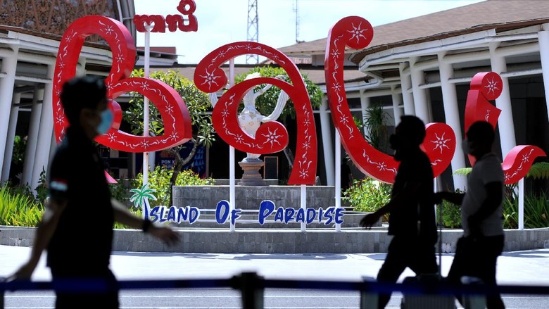 JUMLAH PENUMPANG BANDARA BALI MENINGKAT Calon penumpang pesawat udara menunggu jadwal keberangkatan di Terminal Domestik Bandara Internasional I Gusti Ngurah Rai, Badung, Bali, Sabtu (21/8/2021). Menurut pengelola bandara tersebut, terjadi peningkatan jumlah rata-rata penumpang harian sekitar 10-15 persen setelah pemberlakuan aturan syarat perjalanan antar Pulau Jawa-Bali yang bisa menggunakan hasil tes COVID-19 berbasis Antigen bagi penumpang yang telah menerima vaksin COVID-19 dosis lengkap dan diprediksikan jumlah tersebut akan terus meningkat dengan turunnya tarif tes COVID-19 berbasis Polymerase Chain Reaction (PCR). ANTARA FOTO/Fikri Yusuf/rwa.