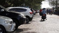 Sejumlah kantong parkir di objek wisata pantai Parangtris ini tampak penuh kendaraan para wisatawan dari Kota Yogyakarta dan sekitarnya. 