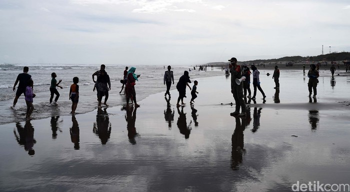 Meski masa PPKM belum usai dan objek wisata belum dibuka, namun warga sudah kangen piknik. Mereka berbondong-bondon datangi pantai Parangtritis.