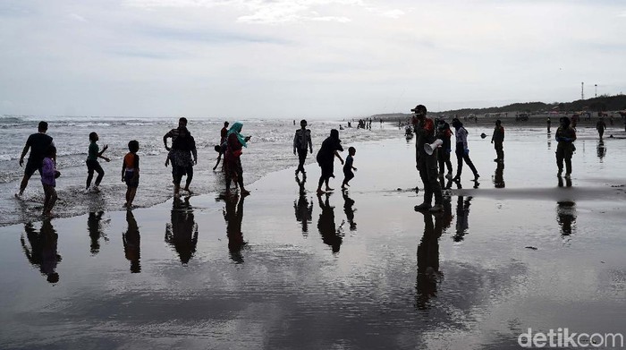 Meski masa PPKM belum usai dan objek wisata belum dibuka, namun warga sudah kangen piknik. Mereka berbondong-bondon datangi pantai Parangtritis.