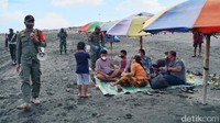 Satpol PP dan TNI-Polri mengingatkan warga untuk tidak berkumpul dan tetap menjaga Prokes. 