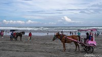 Meski ditegur petugas, namun tidak membuat mereka bergembing meninggalkan objek wisata Pantai Parangtritis. 