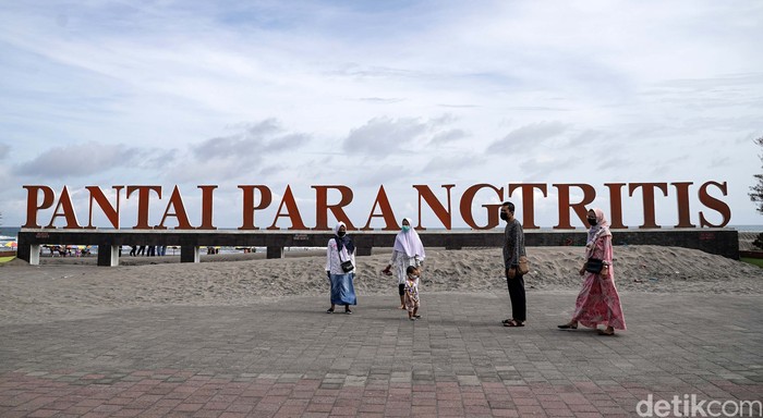 Meski masa PPKM belum usai dan objek wisata belum dibuka, namun warga sudah kangen piknik. Mereka berbondong-bondon datangi pantai Parangtritis.
