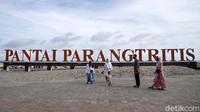 Meski masa PPKM belum usai dan objek wisata  belum dibuka, namun masyarakat sudah kangen piknik dan berbondong bondon mendatangi objek wisata pantai Parangtritis di Bantul, Daerah Istimewa Yogyakarta, Minggu (22/8). 