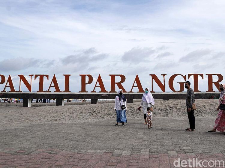 Kangen Piknik, Warga Datangi Pantai Parangtritis Bantul