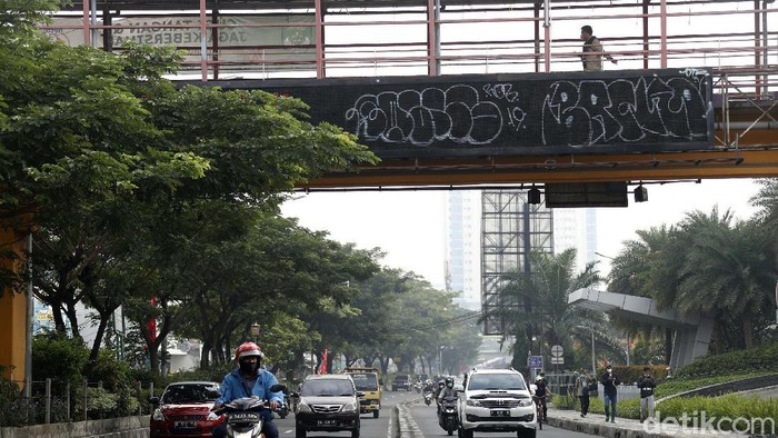 Billboard digital sosialisasi pandemi COVID-19 di JPO Jalan Raya Margonda, Depok, dirusak orang tidak bertanggungjawab. Billboard digital tersebut tampak dicoret-coret.