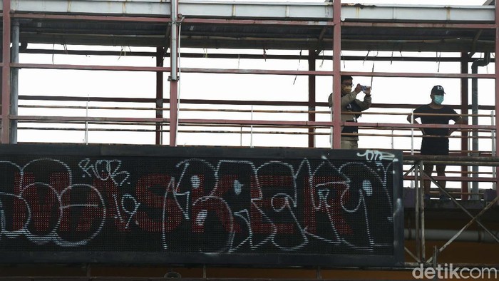 Billboard digital sosialisasi pandemi COVID-19 di JPO Jalan Raya Margonda, Depok, dirusak orang tidak bertanggungjawab. Billboard digital tersebut tampak dicoret-coret.