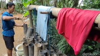 Setiap harinya, Parjan mengawali aktivitas pada pukul 07.00 WIB pagi. Berbekal peralatan seadanya seperti potongan bambu sebagai wadah nira, dan sebilah parang, Parjan berangkat ke pekarangan di sekitar rumahnya yang banyak ditumbuhi pohon kelapa.  