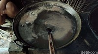 Penghasilan minim itu membuat kedua pasutri ini tinggal dalam keterbatasan. Mayoritas uang hasil penjualan gula Jawa itu, digunakan untuk membiayai kedua anak perempuan mereka sekolah. Satu di antaranya menempuh pendidikan di pondok pesantren, dan seorang lagi di sekolah umum.  