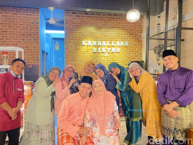 Pria 22 tahun itu sengaja menghubungi mantan gurunya tersebut karena masih menyimpan perasaan cinta. Dia ingin menjalin hubungan dengan mantan gurunya tersebut. Gayung bersambut, Akmal dan Suhana pun semakin dekat. Mereka pada saat itu juga merintis bisnis kuliner bersama. Dan akhirnya menikah pada November 2020. Foto: Dok. pribadi Akmal Yusof.