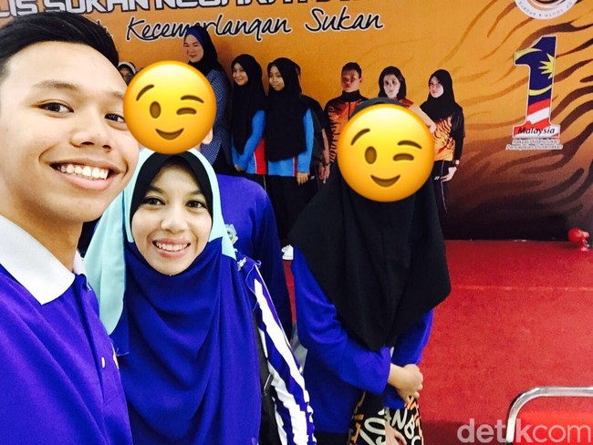 Akmal mengutarakan alasannya mendekati sang guru. Alhamdulillah sejauh ni yang menarik perhatian saya adalah kelembutan suaranya. Istri saya juga dikenali di sekolah karena kemanisan wajahnya, tuturnya. Foto: Dok. pribadi Akmal Yusof.