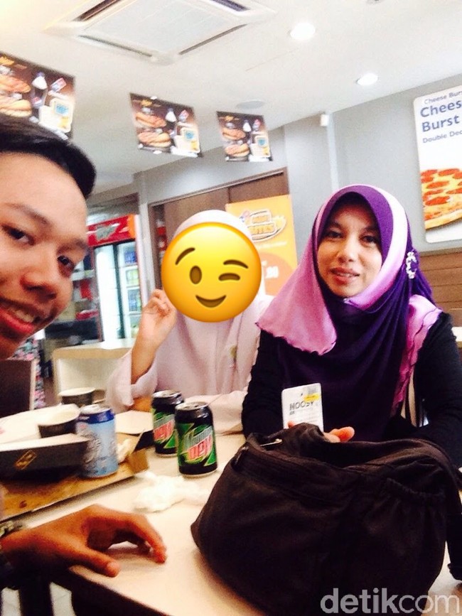 Wolipop telah berbincang dengan Akmal Yusof yang mengunggah video TikTok tersebut. Pria yang berasal dari Malaysia itu mengungkapkan bagaimana dia bisa menikahi gurunya sendiri, Suhana Esa, yang berbeda usia 25 tahun lebih tua darinya. Akmal mengaku kenal dengan Suhana Esa pada 2016 semasa dia masih sekolah. Foto: Dok. pribadi Akmal Yusof.