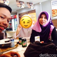 Wolipop telah berbincang dengan Akmal Yusof yang mengunggah video TikTok tersebut. Pria yang berasal dari Malaysia itu mengungkapkan bagaimana dia bisa menikahi gurunya sendiri, Suhana Esa, yang berbeda usia 25 tahun lebih tua darinya. Akmal mengaku kenal dengan Suhana Esa pada 2016 semasa dia masih sekolah. Foto: Dok. pribadi Akmal Yusof.