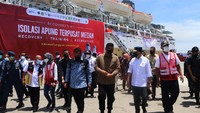 Walikota Medan Bobby Nasution sempat meninjau KM Bukit Raya yang bersandar di Pelabuhan Belawan, Medan, tersebut, Sabtu (21/8). 