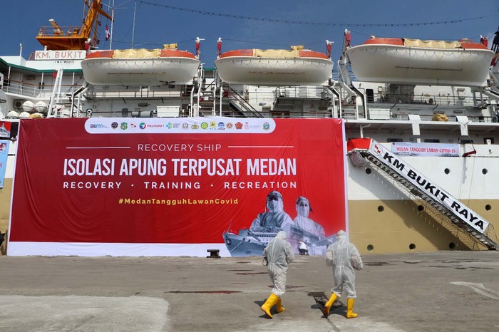 Kapal isolasi apung dari PT Pelayaran Nasional Indonesia atau PT Pelni hadir di Kota Medan. Walikota Medan Bobby Nasution meninjau kapal ini.