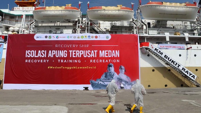 KM Bukit Raya jadi Tempat Isolasi Terapung di Medan Kapal isolasi apung dari PT Pelayaran Nasional Indonesia atau PT Pelni hadir di Kota Medan. Walikota Medan Bobby Nasution meninjau kapal ini.