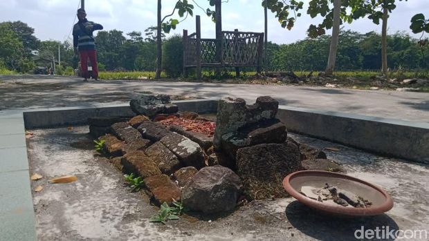 Kompleks makam kuno di tengah sawah di Klaten. Kompleks makam kuno ini disebut-sebut makam Sunan Cempo.