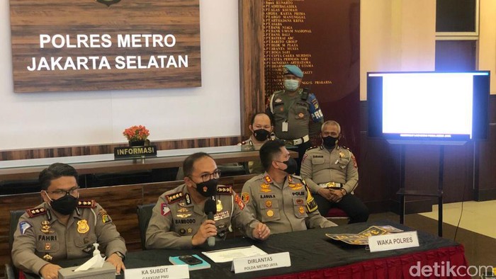 Konferensi pers terkait pengemudi Fortuner berpelat dinas Polri jadi tersangka (Rakha Arlyanto Darmawan/detikcom).
