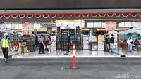 Pantauan di Rita Mal Purwokerto Jl Jenderal Soedirman Purwokerto, Minggu (22/8/2021), siang ini terbilang lengang. Sejak pintu masuk mal, para pengunjung dicek suhu tubuh dan diingatkan soal protokol kesehatan oleh petugas.  