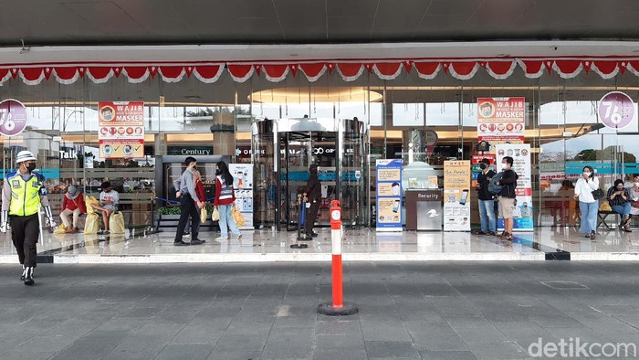 Mal di Purwokerto Mulai Buka, Pengunjung Masih Sepi Pemkab Banyumas melakukan uji coba pembukaan mal yang ada di Kota Purwokerto, Minggu (22/8). Penerapan protokol kesehatan pun diterapkan secara ketat.