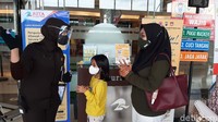 Banyak di antara pengunjung yang kecewa karena tak diizinkan masuk ke area mal karena membawa anak di bawah umur 12 tahun. Dalam peraturan yang tertera di pintu masuk mal, sudah dicantumkan soal larangan masuk bagi anak di bawah usia 12 tahun dan lansia di atas 70 tahun.  