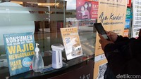 Tak hanya itu, ada juga barcode dari aplikasi Banyumas Tangguh 19 atau BTS. Para pengunjung yang akan masuk ke mal diminta melakukan scan barcode itu dan mendownload aplikasi tersebut untuk didata soal data diri dan keterangan sudah divaksin atau belum.  
