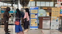 Pemerintah Kabupaten Banyumas sendiri tidak mewajibkan, pengunjung mal sudah menjalani vaksinasi. Sehingga hanya beberapa pengunjung mal saja yang telah memiliki aplikasi tersebut dan melakukan scan barcode.  