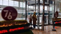 Hampir semua tenant di mal sudah mulai buka, meskipun belum seluruhnya.  