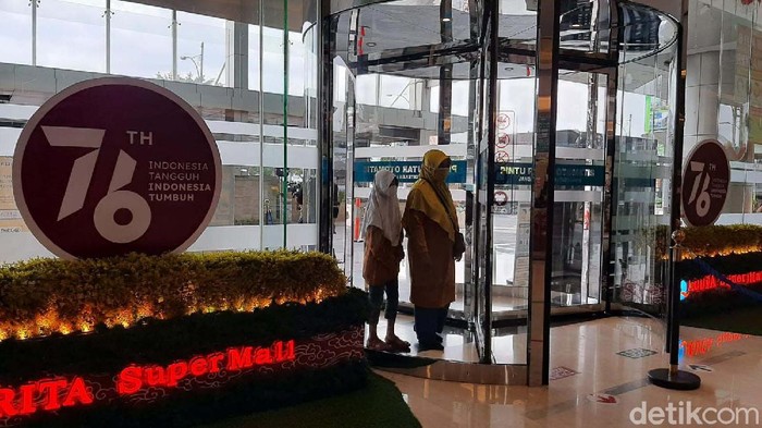 Mal di Purwokerto Mulai Buka, Pengunjung Masih Sepi Pemkab Banyumas melakukan uji coba pembukaan mal yang ada di Kota Purwokerto, Minggu (22/8). Penerapan protokol kesehatan pun diterapkan secara ketat.