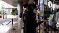 Penerapan protokol kesehatan pun diterapkan ketat sejak pintu masuk mal.  