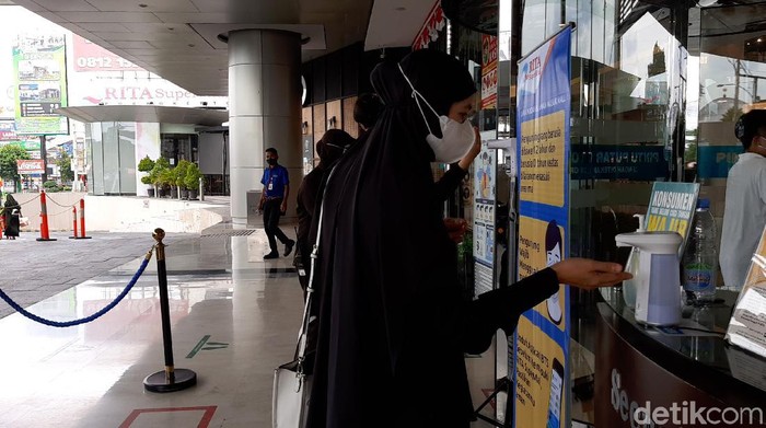 Mal di Purwokerto Mulai Buka, Pengunjung Masih Sepi Pemkab Banyumas melakukan uji coba pembukaan mal yang ada di Kota Purwokerto, Minggu (22/8). Penerapan protokol kesehatan pun diterapkan secara ketat.