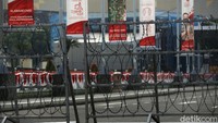 Tampak pagar berduri menutup akses menuju Mal Margo City, Depok.