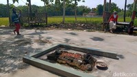 Di tepi jalan, terdapat satu kuburan panjang sekitar 1,5 meter dengan nisan batu andesit berbentuk persegi mirip konblok. Di nisan bagian atas, batu andesitnya bergerigi tiga. Makam tersebut tidak ada cungkup tetapi hanya dikelilingi plesteran batu bata dan semen. Di sisi utara kuburan itu terdapat bangunan rumah makam (cungkup) cukup besar berukuran 6x3 meter bercat putih yang kini tampak kusam.