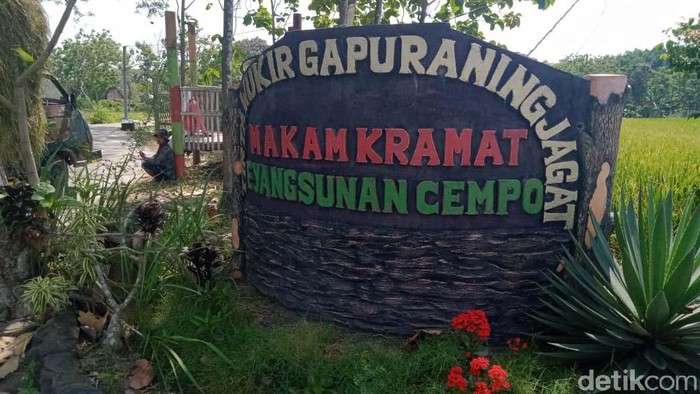 Mengunjungi Makam Sunan Cempo di Persawahan Klaten Di tengah persawahan Dusun Desen, Desa Brangkal, Kecamatan Karanganom, Klaten, Jateng, ada 4 makam tua. Kompleks kuburan kuno itu dikenal sebagai makam Sunan Cempo.