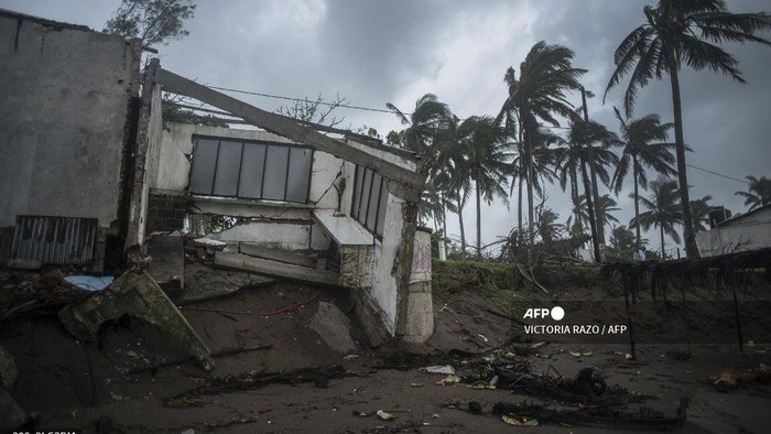 View of a construction damaged by the landfall of Hurricane Grace in Tecolutla, Veracruz, Mexico, on August 21, 2021. - Hurricane Grace lashed eastern Mexico with heavy rain and strong wind on Saturday, causing flooding, power blackouts and damage to homes as it gradually lost strength over the mountainous interior. (Photo by VICTORIA RAZO / AFP)
