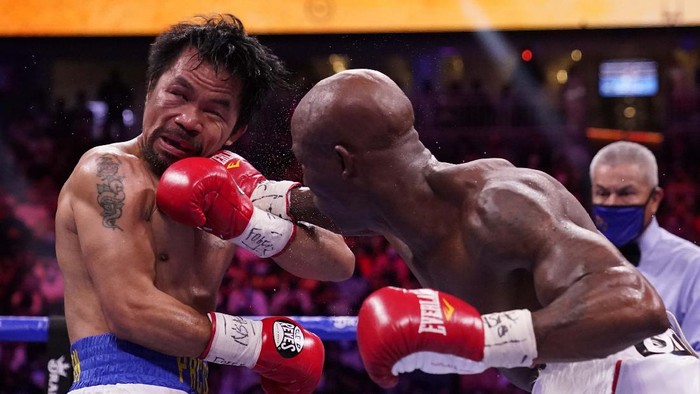 Momen Manny Pacquiao Dikalahkan Yordenis Ugas Yordenis Ugas, of Cuba, celebrates his unanimous decision win over Manny Pacquiao, of the Philippines, in a welterweight championship boxing match Saturday, Aug. 21, 2021, in Las Vegas. (AP Photo/John Locher)