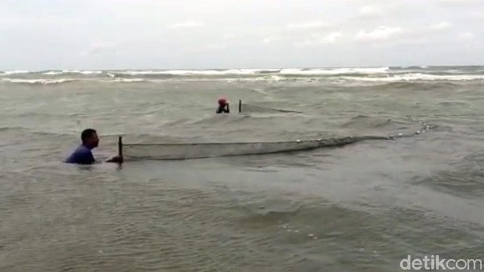 Nelayan pencari udang rebon nekat menerjang ombak pantai Sukabumi
