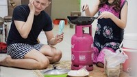 Baru saja melahirkan buah hati pertama mereka, Nella dan Dory memang punya hubungan yang kompak dan seru. Salah satunya seperti masak dan makan bareng yang tak kalah lucu posenya. Foto: Instagram @nellakharisma