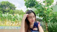 Cantiknya natural, pedangdut berusia 26 tahun ini cukup pakai daster rumah untuk memikat hati para penggemarnya sambil meminum secangkir teh. Foto: Instagram @nellakharisma