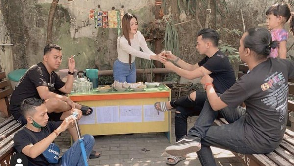 Nella Kharisma Pernah Pose Jualan Teh Manis hingga Make Up dengan Wajan