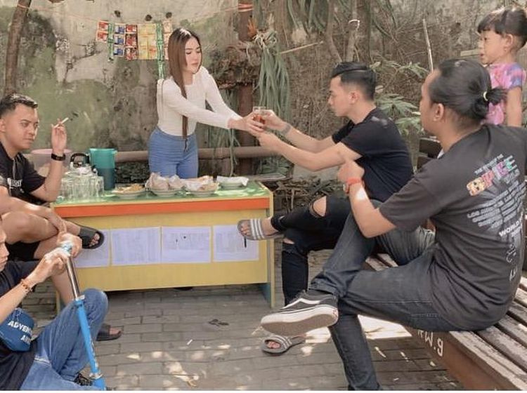 Nella Kharisma Pernah Pose Jualan Teh Manis hingga Make Up dengan Wajan