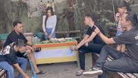 Sibuk melayani pesanan teh manis, Nella tetap tampil cantik di warung pura-puranya yang digunakan untuk kebutuhan syuting video klip atau proyek terbarunya. Foto: Instagram @nellakharisma