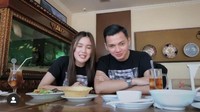 Romantisnya penyanyi dangdut populer kelahiran Kediri saat sedang makan siang bersama sang suami. Menunya cukup lengkap mulai dari aneka sayur kuah hingga mie yang enak. Foto: Instagram @nellakharisma