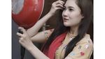 Nella Kharisma Pernah Pose Jualan Teh Manis hingga Make Up dengan Wajan