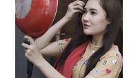  Selain jago nyanyi, Nella juga punya karakter yang humoris. Contohnya saat berpose ala-ala sedang make up dengan wajan atau penggorengan. Foto: Instagram @nellakharisma