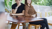 Makin lengket dan mesra dengan sang suami. Terutama saat sedang makan di restoran, Nella tak ambil pusing dengan berbagai komentar netizen yang bersifat negatif. Foto: Instagram @nellakharisma