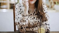 Terakhir ini pose Nella saat menikmati lemon tea, lengkap dengan irisan jeruk lemon segar saat sedang menikmati waktu santainya. Foto: Instagram @nellakharisma