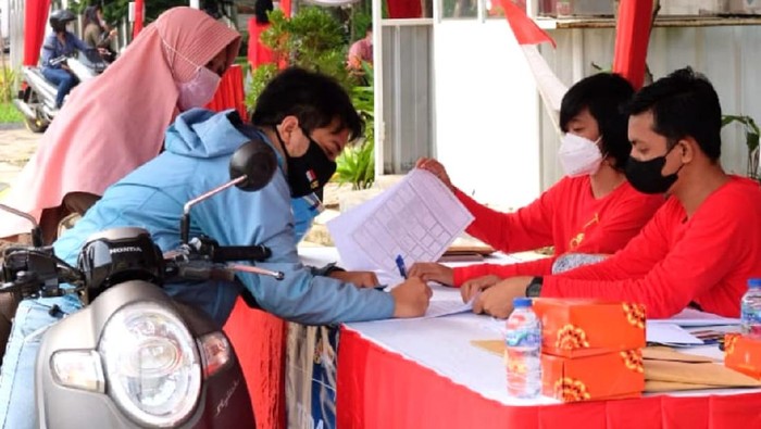 Seorang calon debitur KPR Subsidi mengisi persyaratan dalam proses akad drive thru di Perumahan Samesta Dramaga Bogor, Sabtu (21/8).